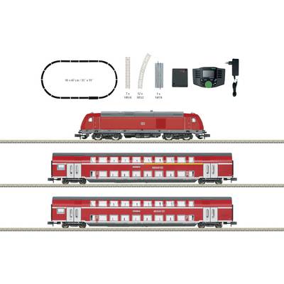 Ett modelltågset med ett rött lok, två dubbelvåningspersonvagnar, räls, styrenhet och nätadapter, från Märklin.