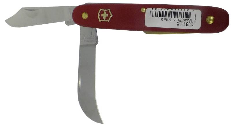 En röd fickkniv med två knivar av rostfritt stål delvis öppen, med en logotyp och streckkod på handtaget.