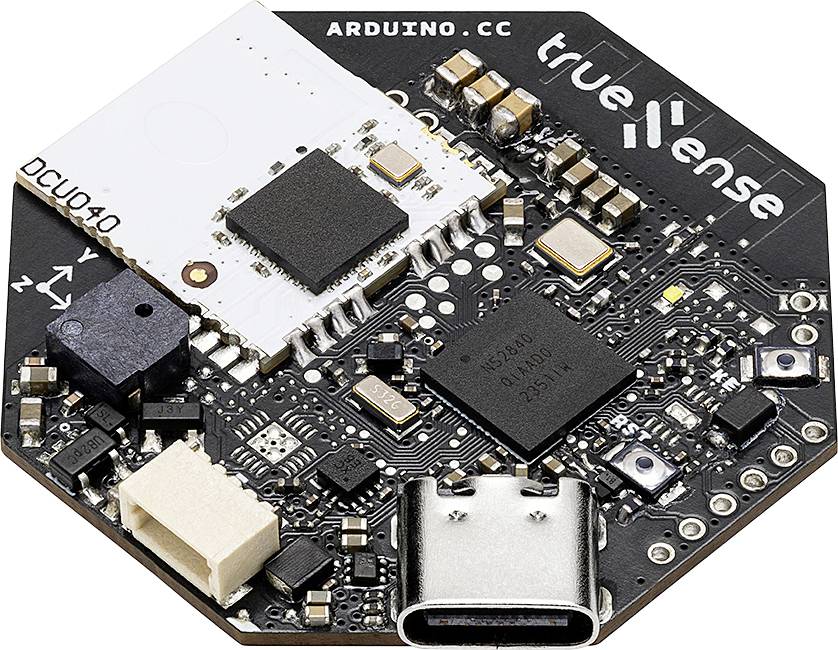 Ett sexkantigt mikrocontrollerkort med USB-C-port, märkt med 'arduino.cc' och 'truesense', samt olika chips och anslutningar.