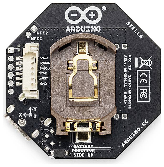 'Arduino Stella'-kretskort med NFC, batterihållare och anslutningar, visar kretsar och varumärkeslogotyper.