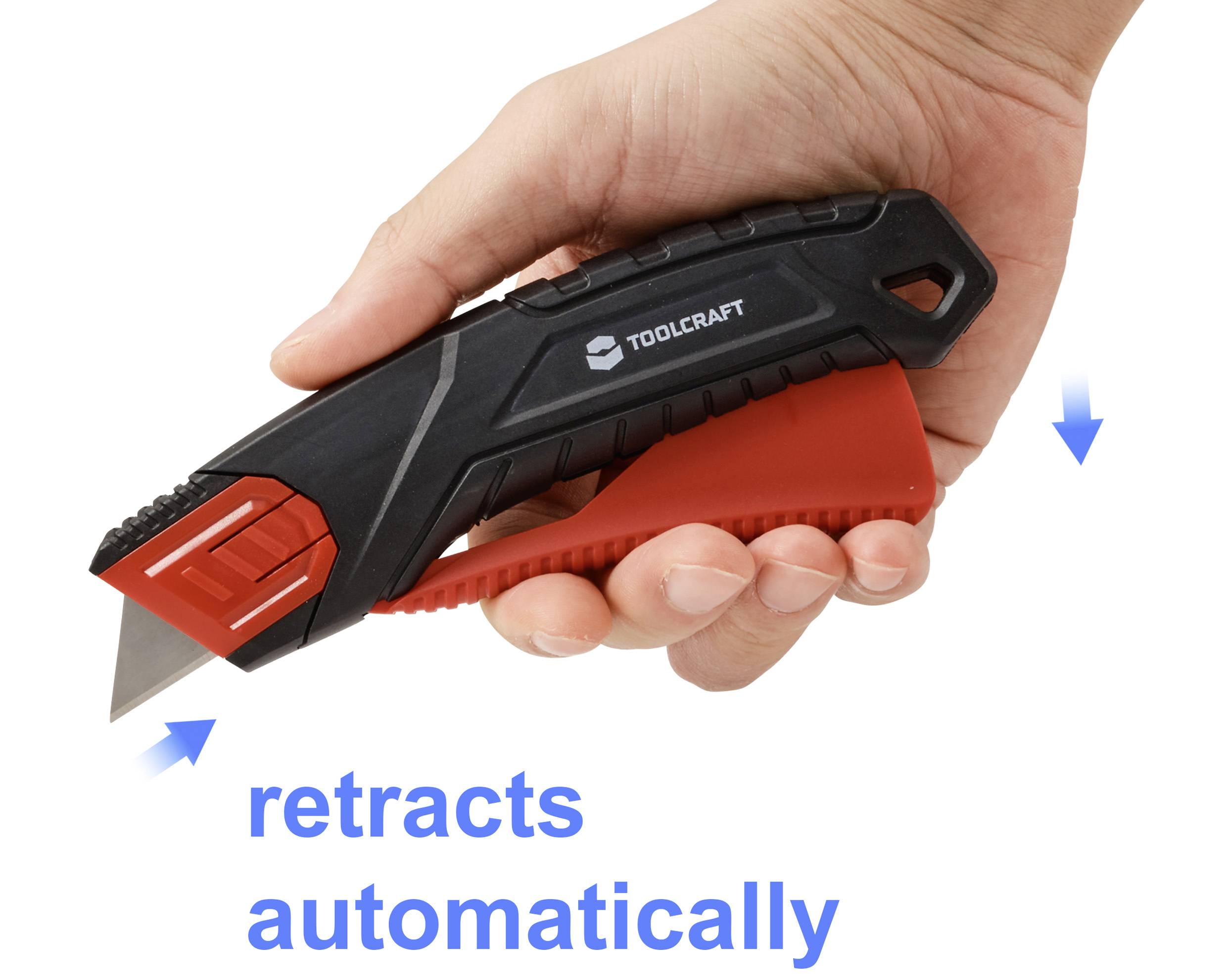 En hand håller en TOOLCRAFT infällbar universalkniv med ett svart och rött handtag. Blå pilar indikerar att bladet "automatiskt fälls in".