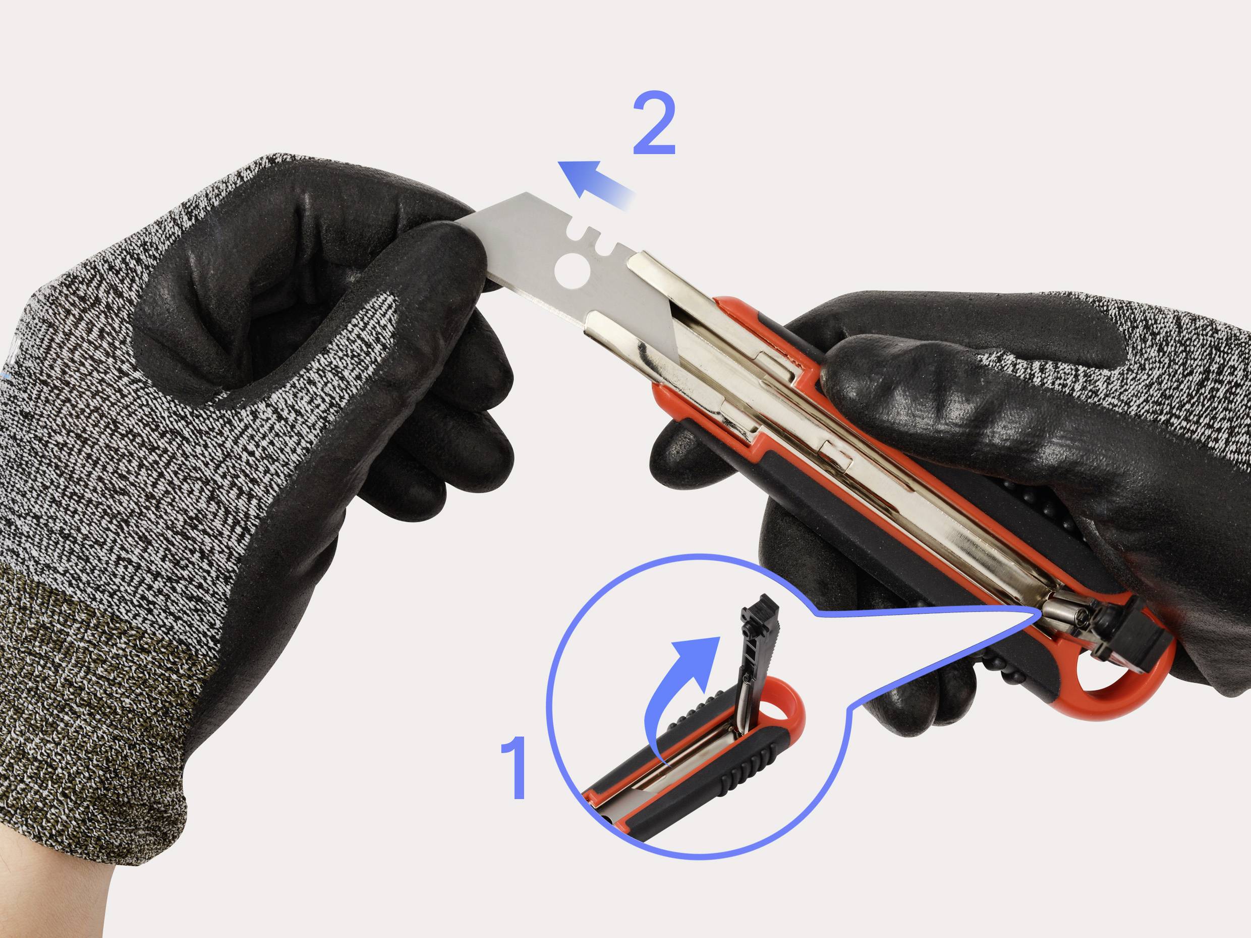 En person som bär handskar demonstrerar hur man byter ut en knivblad i en boxcutter genom att öppna skäraren och sätta in ett nytt blad enligt visade pilar.