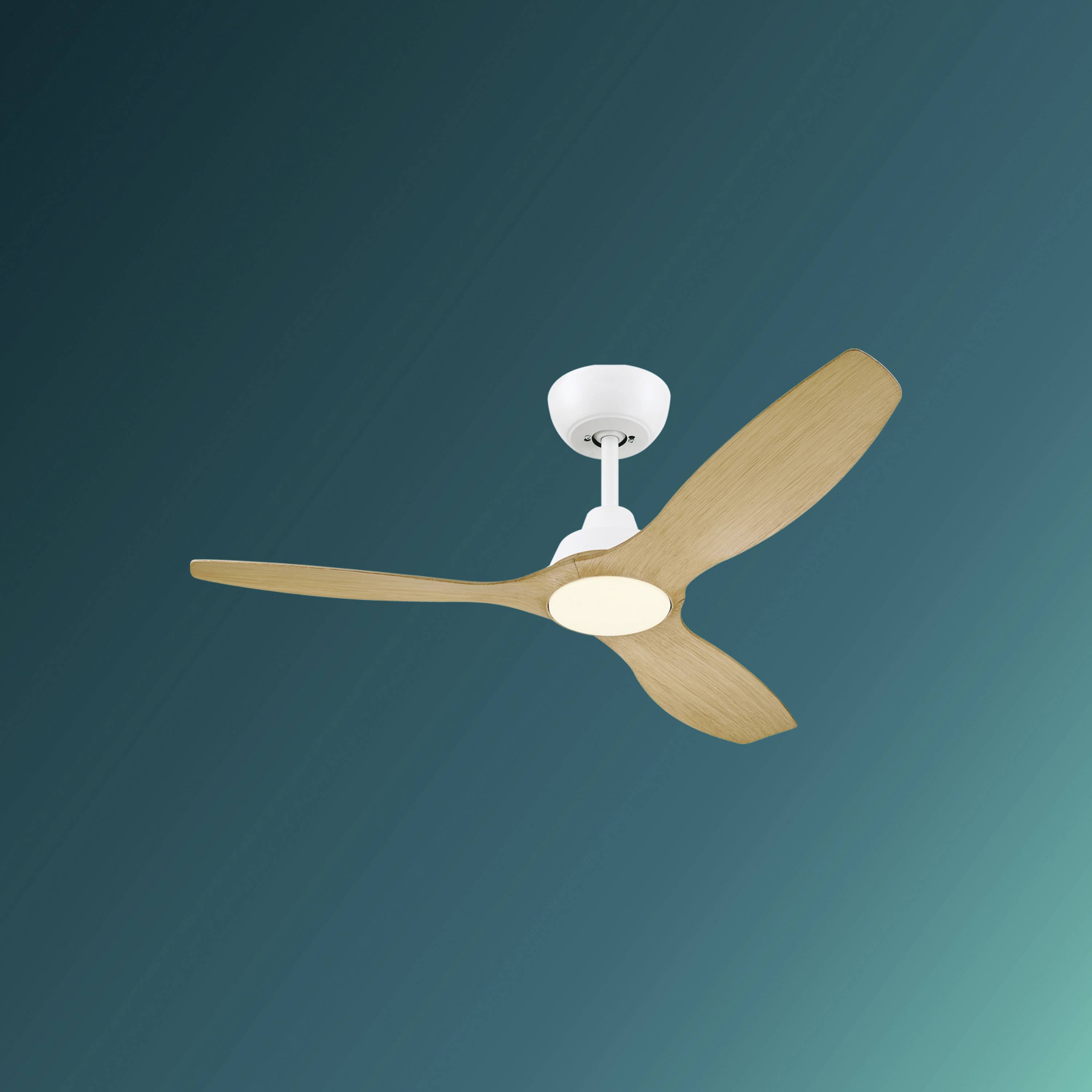 En modern takfläkt med tre träfärgade blad mot en grön bakgrund. Idealisk för stilfull rumskylning.