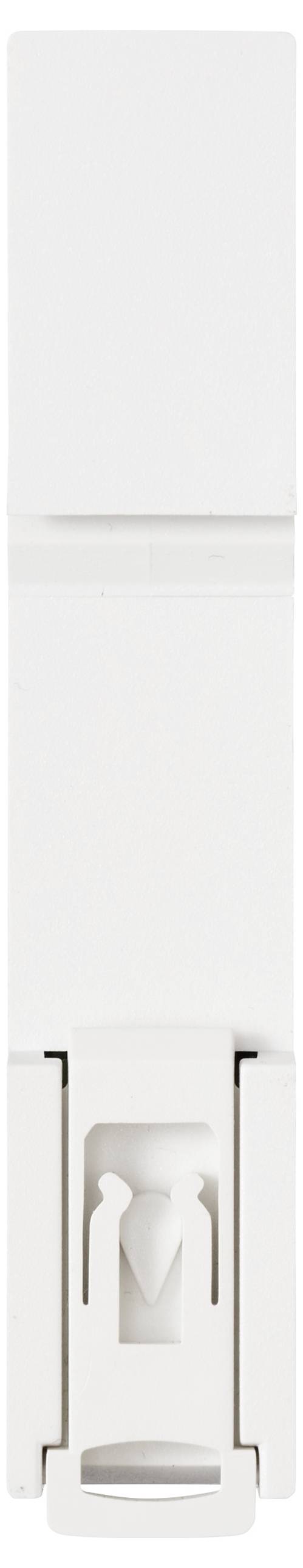 En vit, rektangulär, väggmonterad kabelorganiserare med ett 'M'-format utskärningsdesign längst ner.