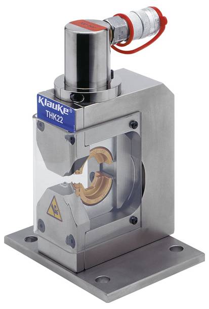 'THK22' hydraulisk skärverktyg med ett silverfärgat metallhölje, konstruerat för precisionskapning. Inkluderar ett synligt kopparegg och säkerhetsfunktioner.
