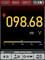 En digital multimeters display som visar '98,68 V' i stora gula siffror, vilket anger spänning i V, med ett vred som markerar 100-strecket.