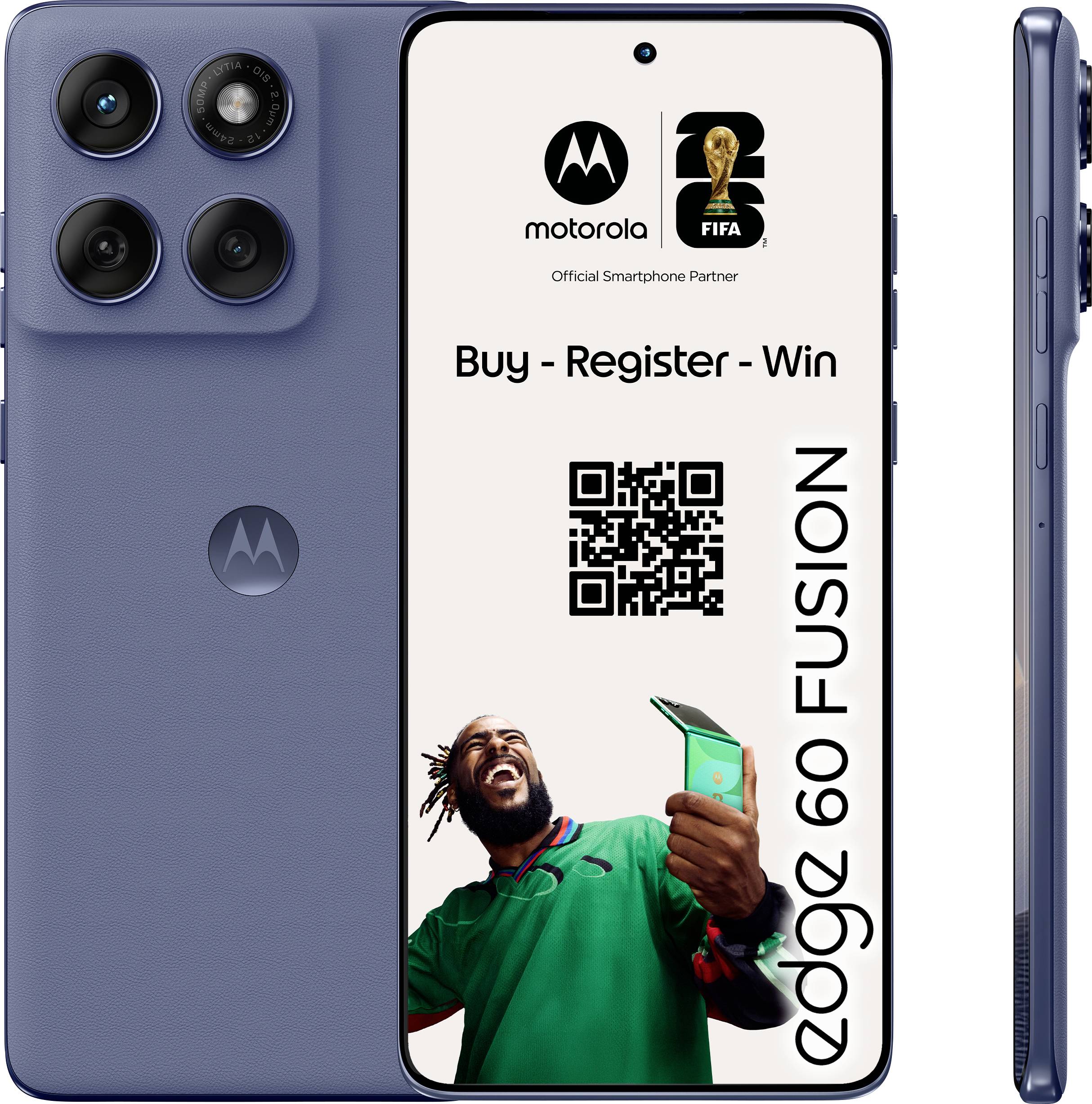 Smartphone med trippel bakkamera och "edge 60 FUSION" på skärmen som visar QR-kod, man håller telefonen, Motorola- och FIFA-logotyper.
