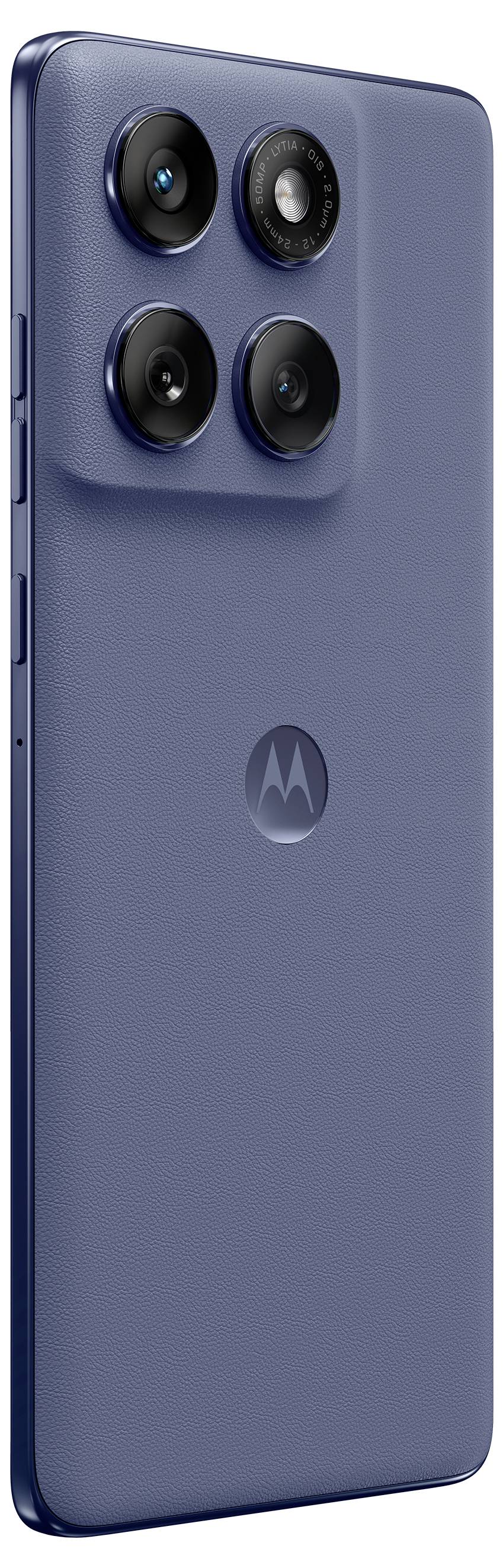 En blå smartphone med ett fyrfaldigt kamerauppsättning på bakpanelen, med en Motorola-logotyp under kamerorna.