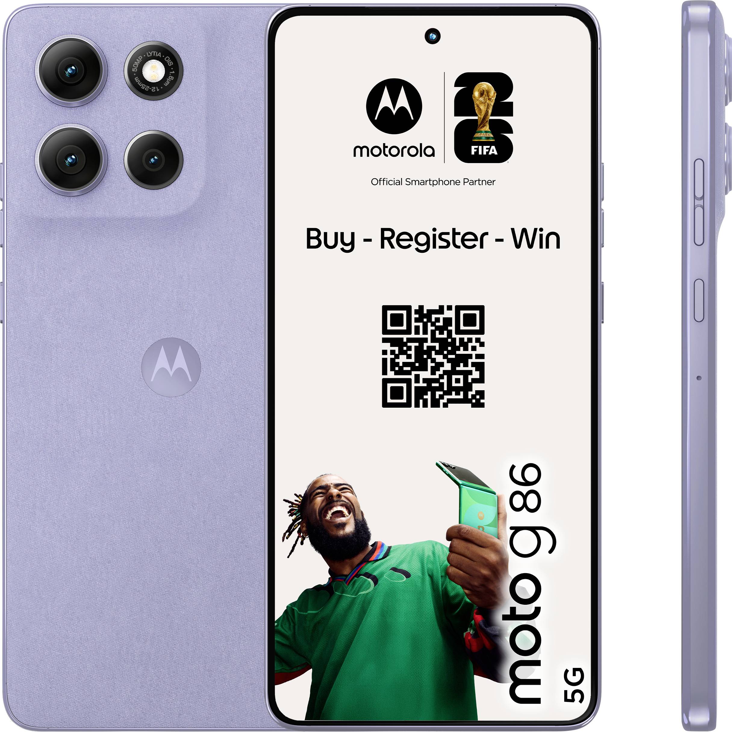 Motorola Moto G-telefon med kampanj: "Köp - Registrera - Vinn". QR-kod inkluderad. Officiell smartphonepartner för FIFA, visar en leende man.