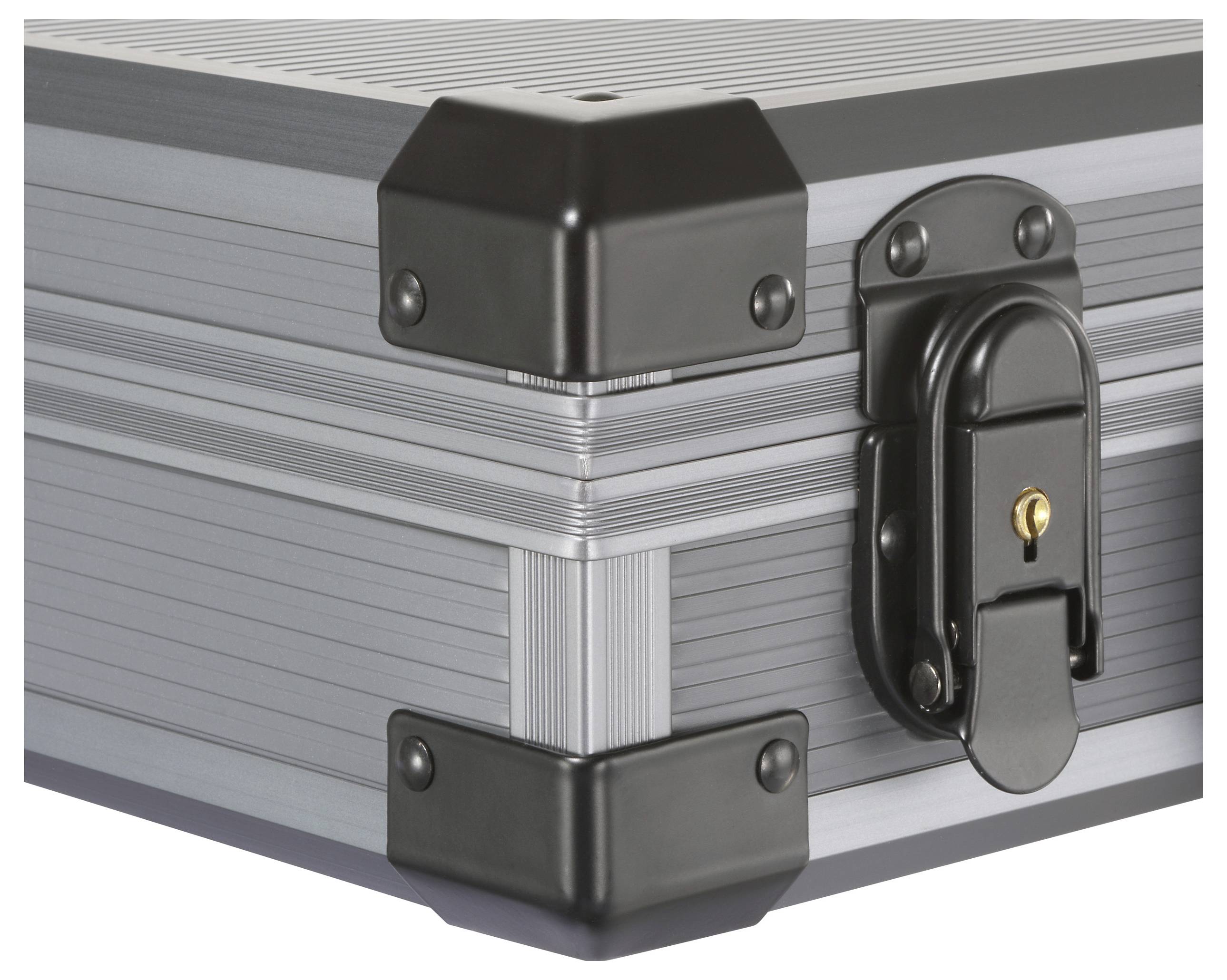 En närbild av ett hörn på en förvaringsbox av aluminium, som visar ett svart metallhörnskydd och ett låst lås för säkerhet.