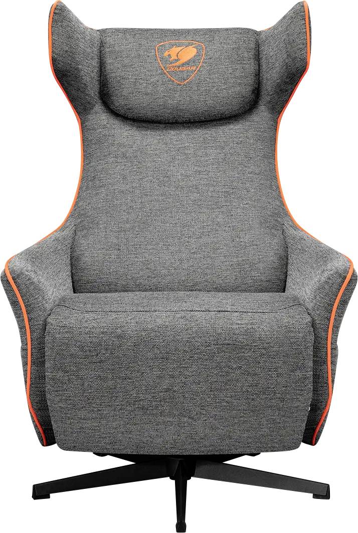 Grå ergonomisk gamingstol med hög ryggstöd och orange detaljer. Utrustad med en nackstöd och logotyp längst upp. Placerad på en svängbar bas.