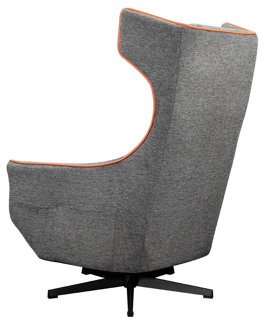 En modern grå loungestol med orange detaljer och hög rygg, utrustad med en svängbar svart bas.