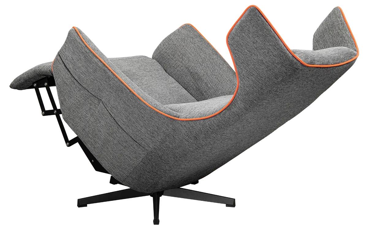 En modern grå fåtölj med orange sömmar, visad i helt utfällt läge.