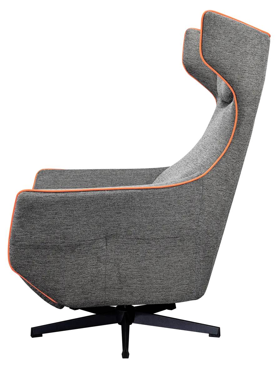 En modern, högryggad grå fåtölj med orange detaljer, utrustad med en roterbar bas och ergonomisk design, sedd från sidan.