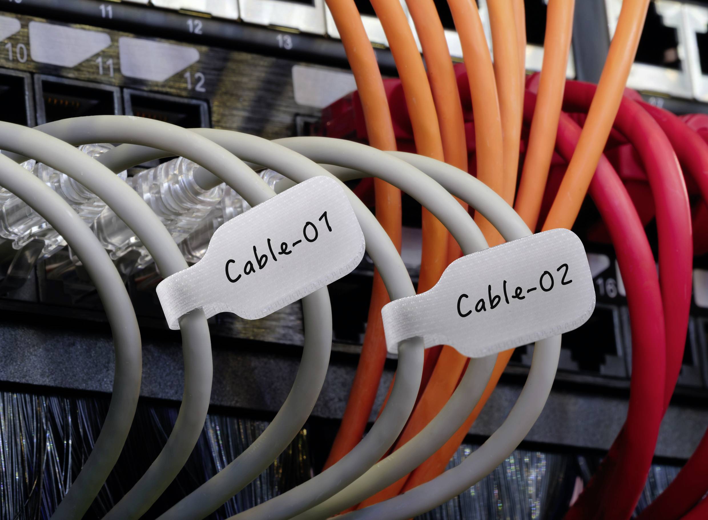 Kablar märkta 'Kabel-01' och 'Kabel-02' anslutna i ett serverrum, vilket belyser nätverksorganisation och konnektivitet.