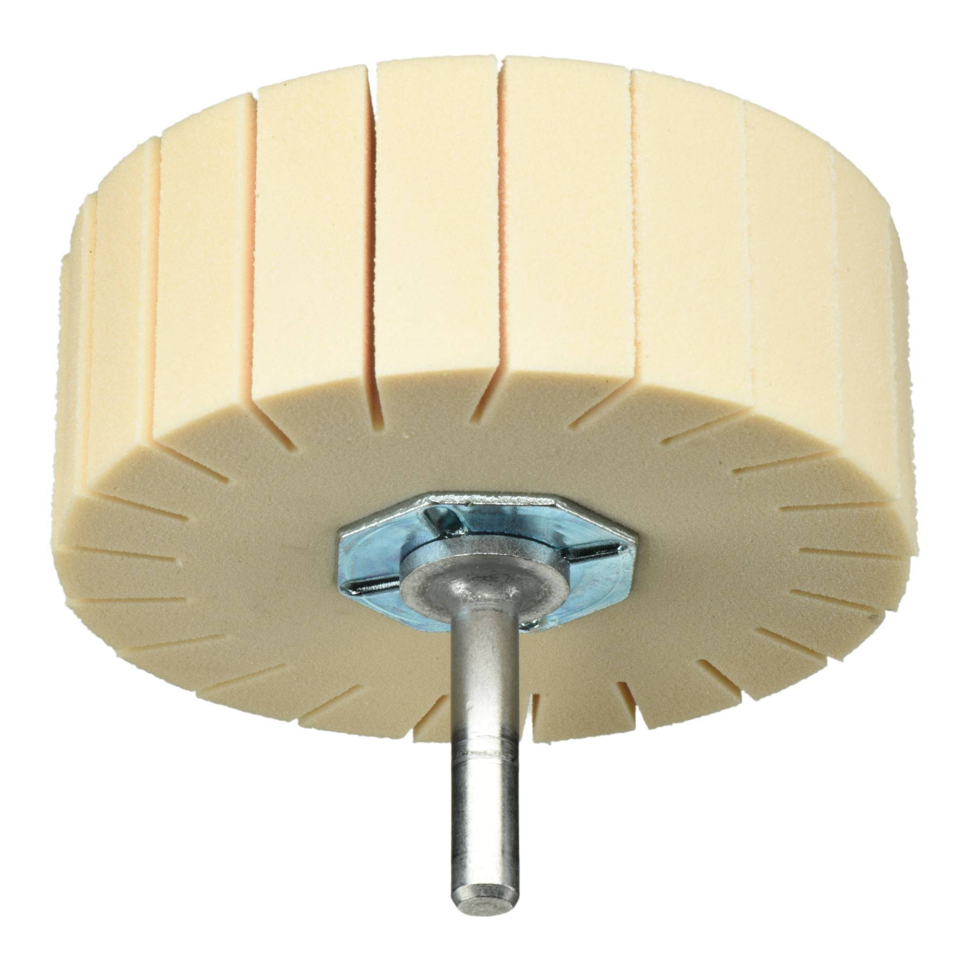 Ett rundformat beige poleringshjul med en metallkärna och ett monterat handtag, avsett för att jämna ut och rengöra ytor.