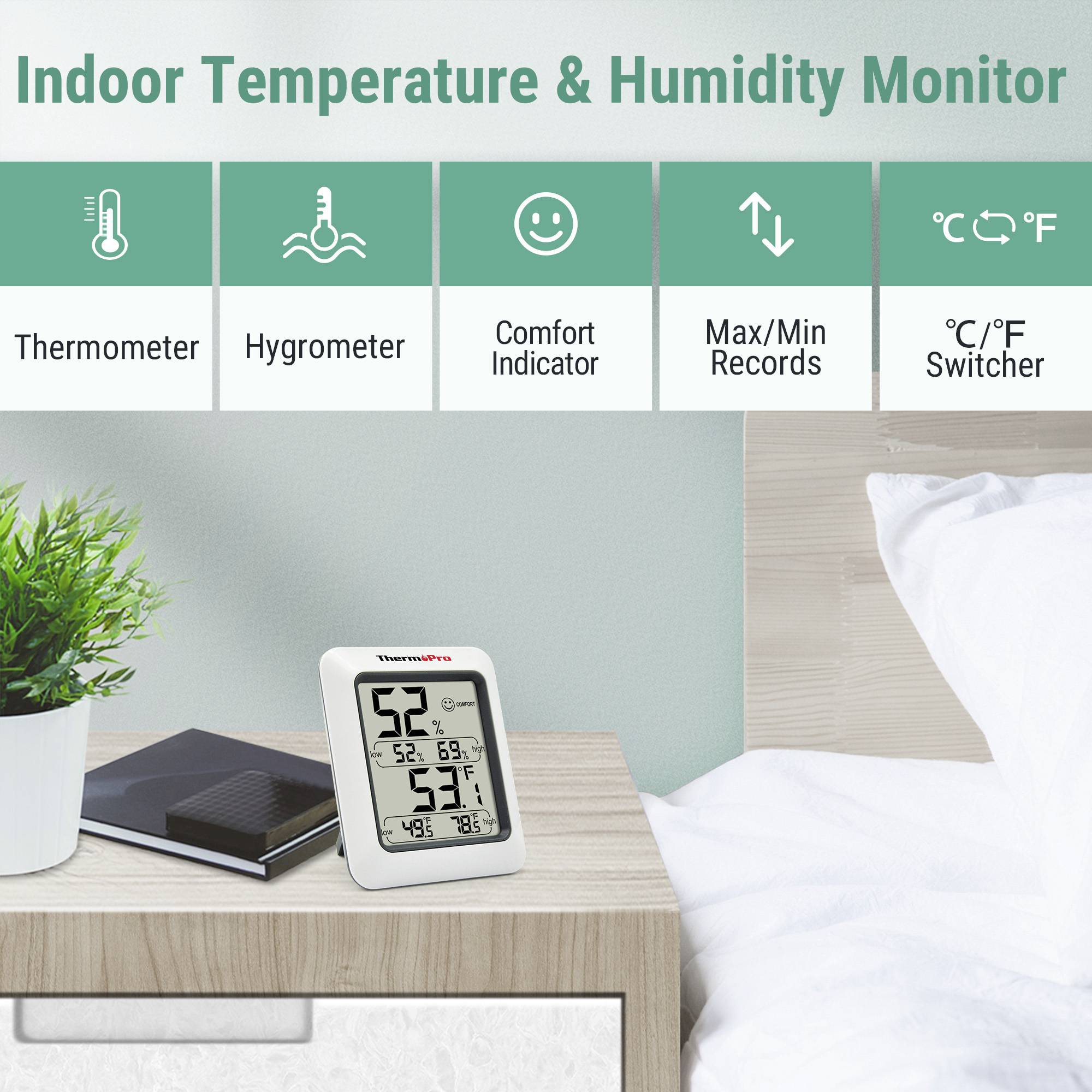En digital termometer och hygrometer på ett sängbord visar rumstemperaturen till 23°C och luftfuktigheten till 45%. Text läser 'Inomhus Temperatur & Luftfuktighetsmätare'.