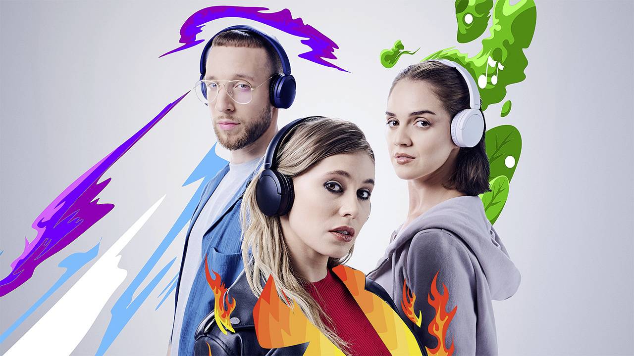 Tre personer som bär hörlurar med färgglada energigrafik runt sig, vilket indikerar levande och dynamiska musikupplevelser.