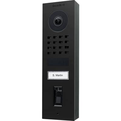 Svart DoorBird-intercoms med kamera, högtalare och namnplatta märkt 'S. Martin', konstruerad för säker kommunikation vid ingången.