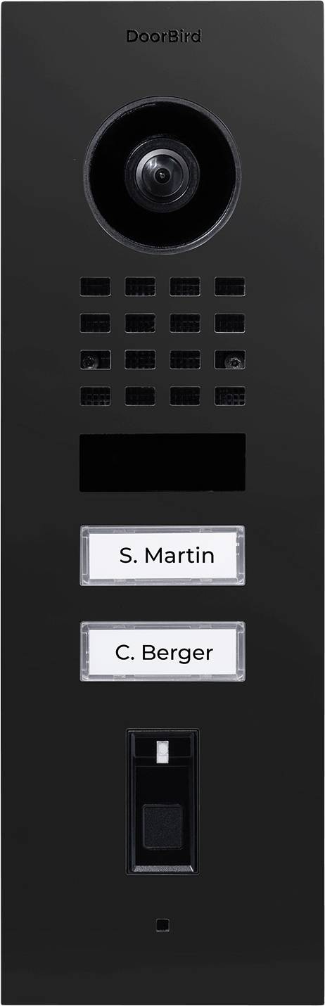 En svart DoorBird porttelefon med kamera, högtalargaller och två märkta knappar 'S. Martin' och 'C. Berger' i en elegant design.