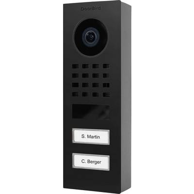 En svart DoorBird-porttelefon med kamera, högtalarrutnät och två märkta knappar för 'S. Martin' och 'C. Berger'.