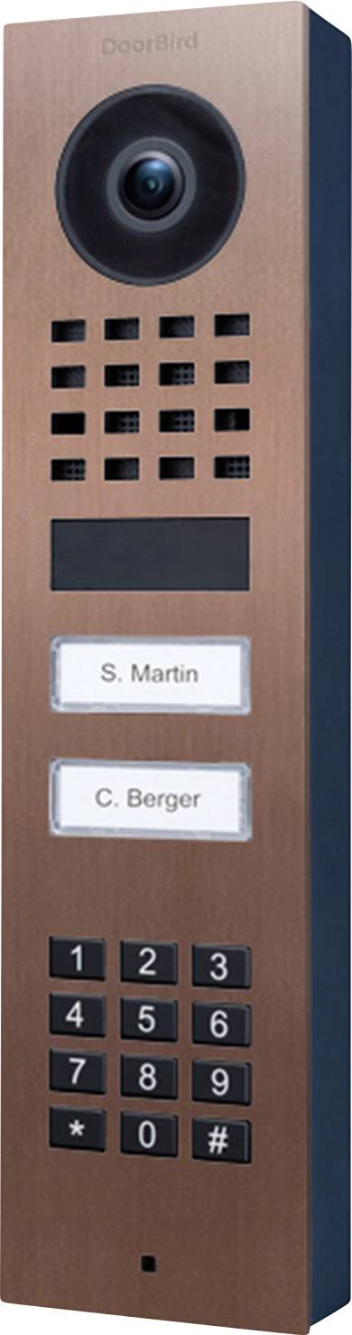 Ett bronsfärgat porttelefonsystem med en kamera och högtalare, som visar 'S. Martin' och 'C. Berger' ovanför ett numeriskt tangentbord med uppringningsknappar.