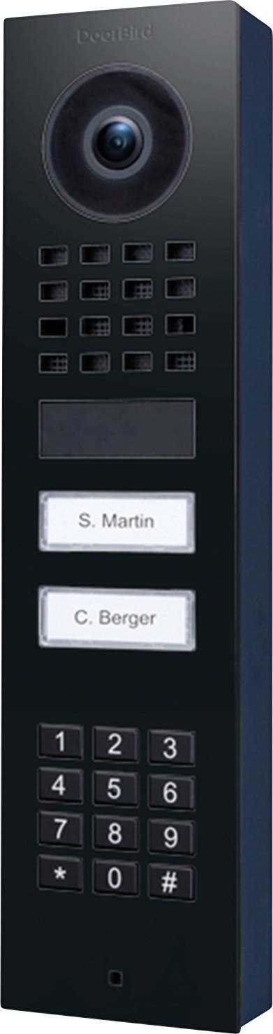 Ett svart porttelefonsystem med en kamera längst upp, ett högtalargaller, två namnlappar med 'S. Martin' och 'C. Berger', och ett numrerat knappsats.