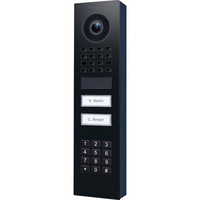 Ett svart porttelefonsystem med en kamera längst upp, ett högtalargaller, två namnlappar med 'S. Martin' och 'C. Berger', och ett numrerat knappsats.
