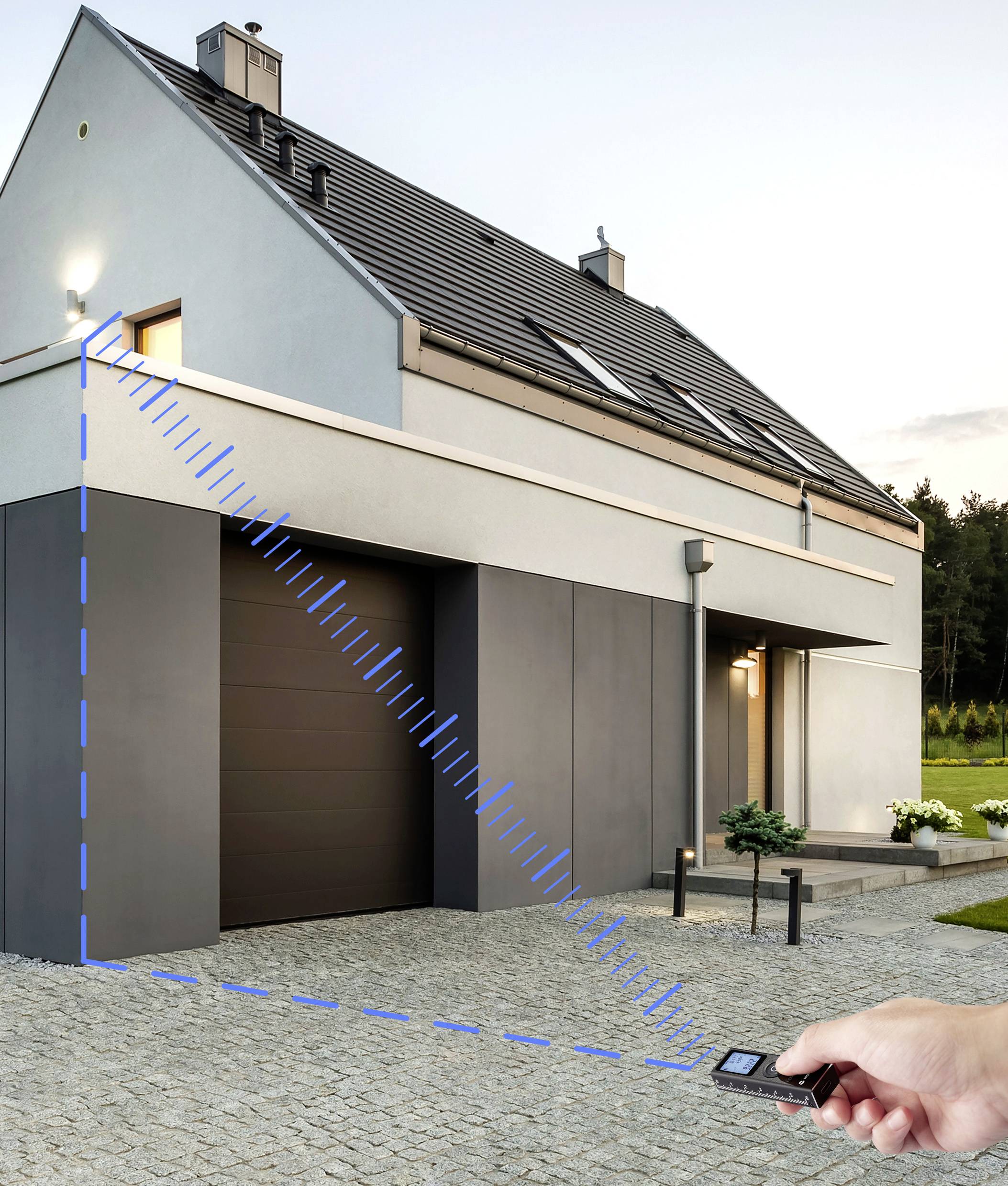 Ett modernt hus med ett garage. En hand håller i en mätningsenhet som sänder ut ett blått lasernät mot huset och illustrerar avståndsmätning.