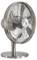 En oscillerande fläkt i silver metall med cirkulär bas och skyddsgaller, lämplig för bordsskiveanvändning.