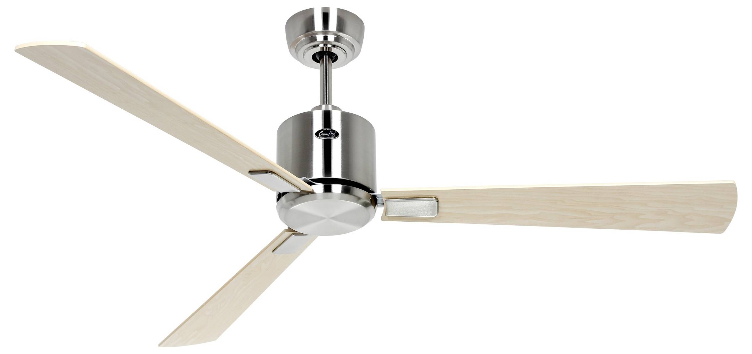 En modern takfläkt med tre ljusa träblad och en snygg metallisk bas, designad för hemkylning.