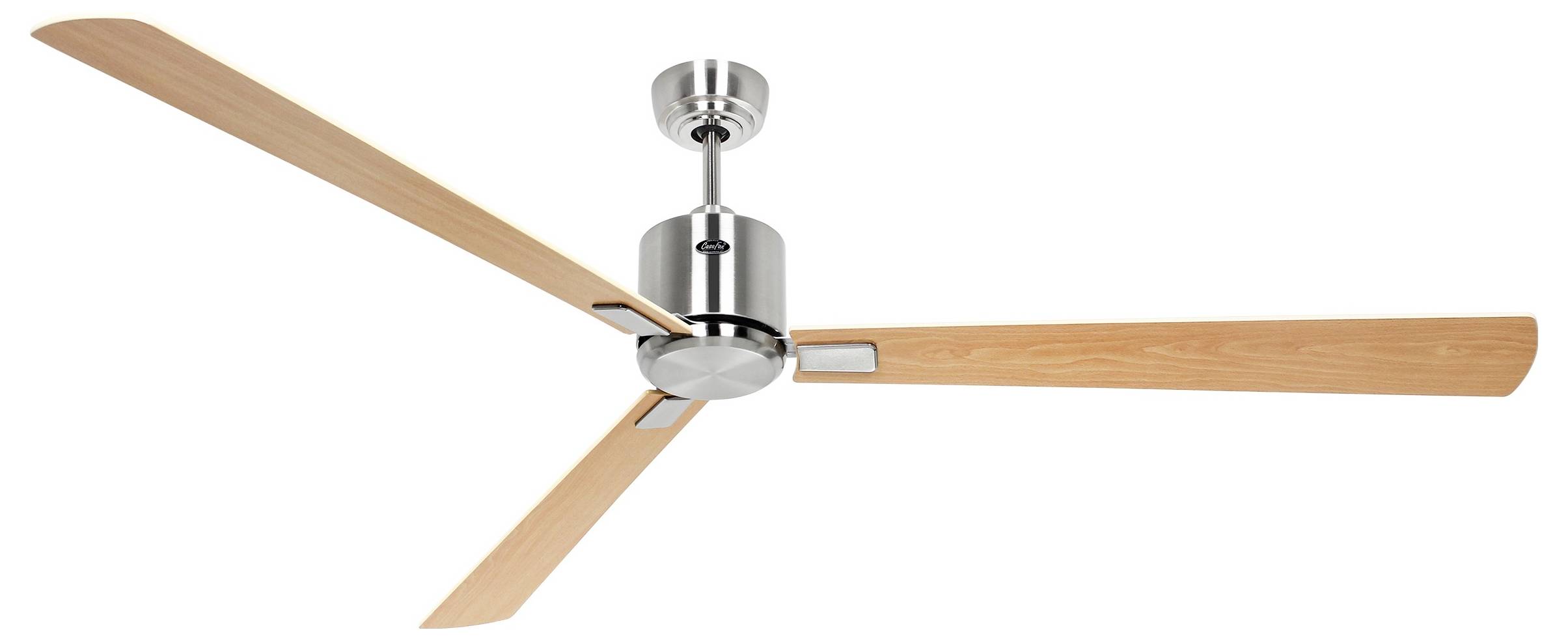 En modern takfläkt med tre träblad och metallisk finish, visad mot en enkel vit bakgrund.