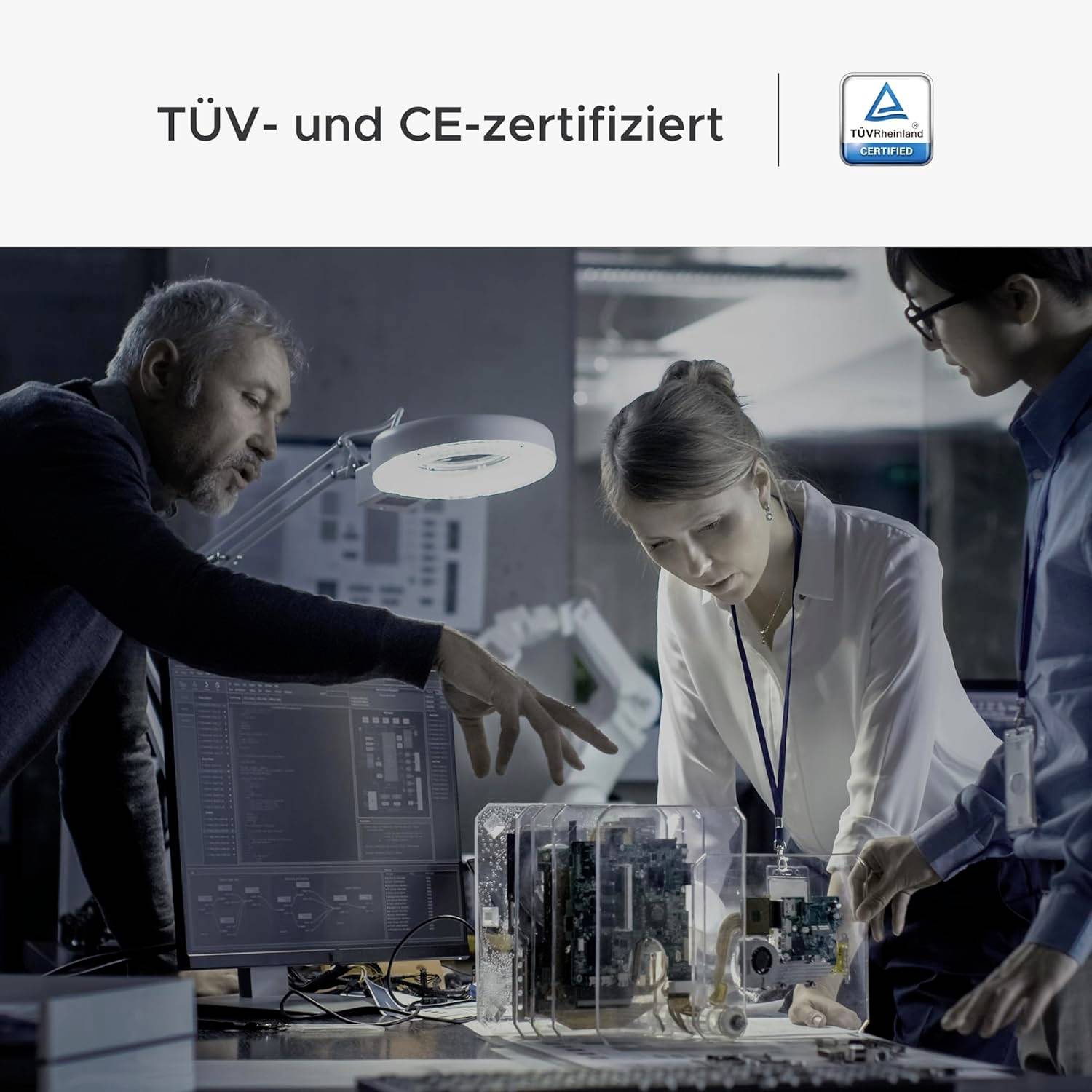 Tre personer i ett laboratorium inspekterar en elektronisk enhet. Bilden marknadsför TÜV- och CE-certifiering.