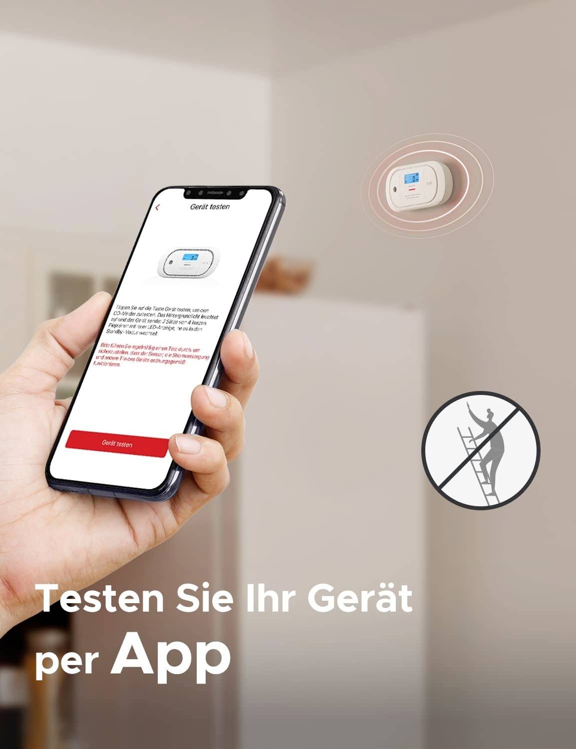 En hand håller en smartphone med en öppen app för enhetsinspektion. I bakgrunden syns en rökdetektor i taket.