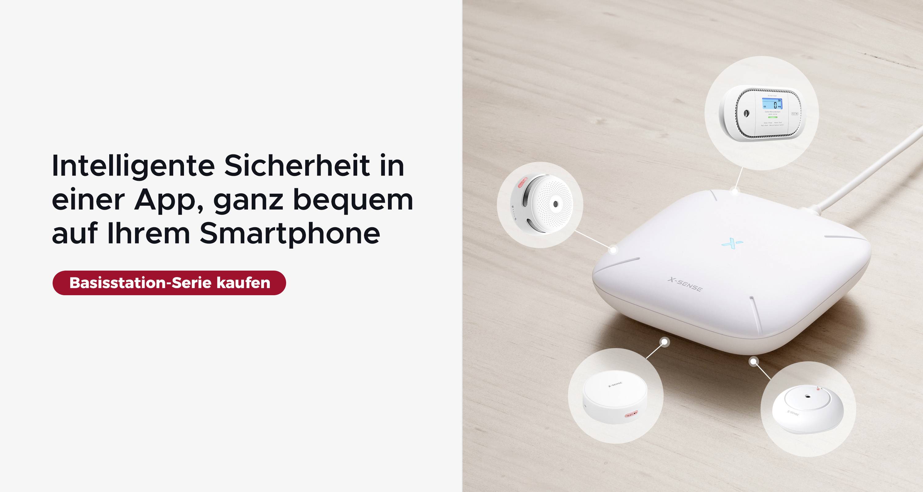 En vit smart home-enhet på ett bord, omgiven av fyra avbildade sensorer. Den erbjuder appbaserad säkerhet. Till vänster står det: 'Intelligent säkerhet i en app, bekvämt på din smartphone'. Under finns en röd knapp med texten: 'Köp basisstationsserien'.