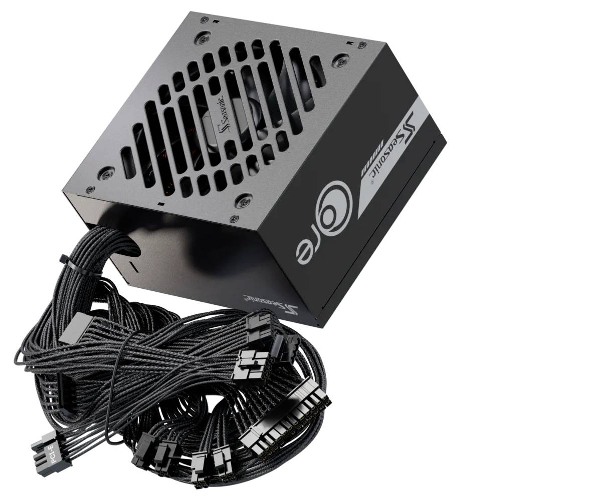 En svart datorströmförsörjningsenhet med flera anslutna kablar och kontakter, avsedd för montering i en PC-byggsats.