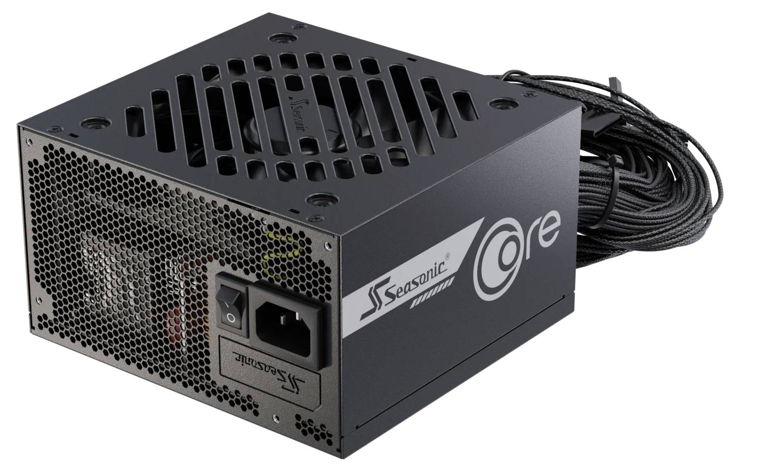 En Seasonic Core nätaggregat med svart finish, utrustad med en fläktgaller, strömbrytare och anslutningsportar, med kablar anslutna.