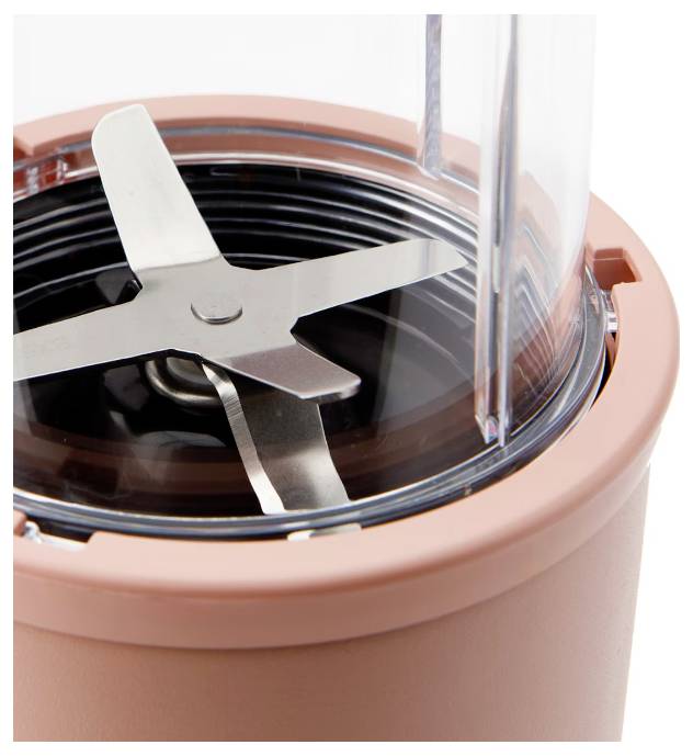 En närbild av ett blenderblad inuti en rosa köksapparat.