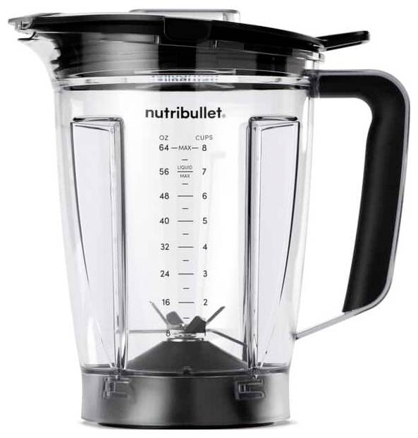 En genomskinlig blandarkanna märkt 'nutribullet' med svart handtag och lock, som visar mätmarkeringar upp till 64 uns eller 8 koppar.
