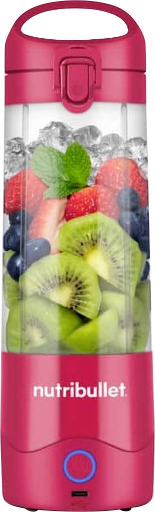 Röd portabel mixer fylld med färska frukter, inklusive kiwi, jordgubbar och blåbär. Märkt 'nutribullet' på basen.