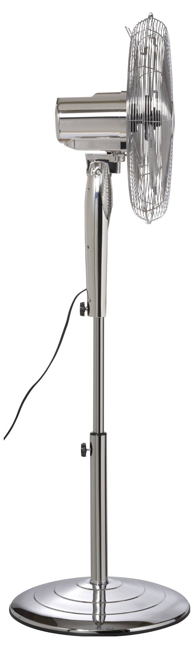 En silverfärgad piedestelfläkt med en cirkulär bas och justerbar höjd står mot en vit bakgrund. Fläktens elkabel hänger löst.