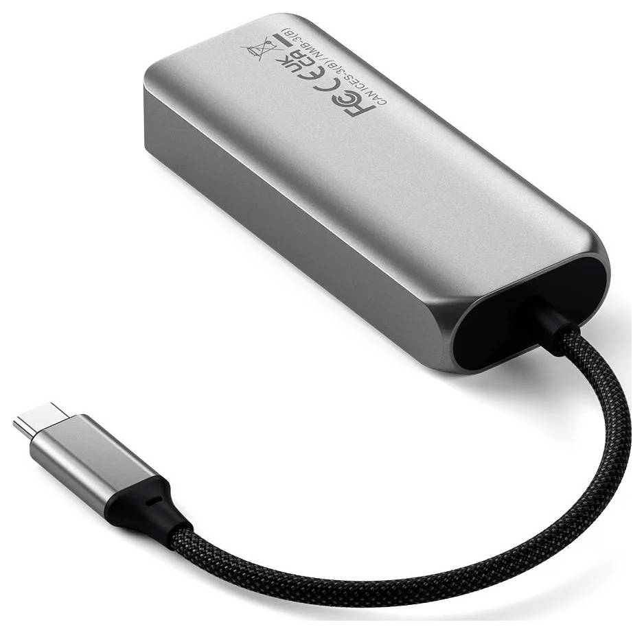 En smidig, metallisk USB-C till Ethernet-adapter med en flätad kabel, utformad för att ansluta USB-C-enheter till trådbundna nätverk.