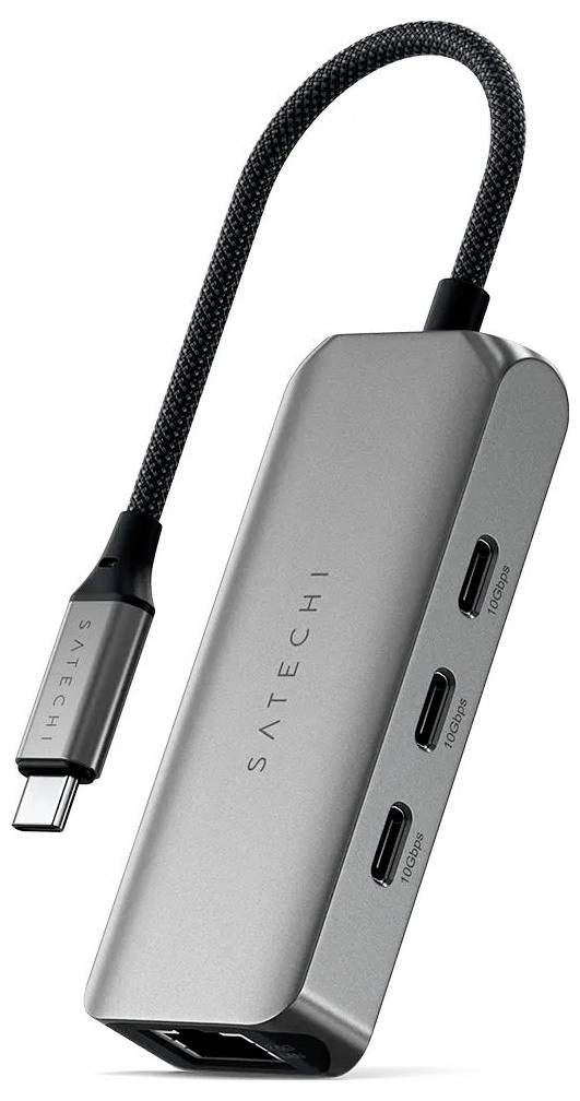 En USB-C-hubb med 'Satechi'-logotyp, utrustad med tre HDMI-portar och en Ethernetport, ansluten via en flätad kabel.