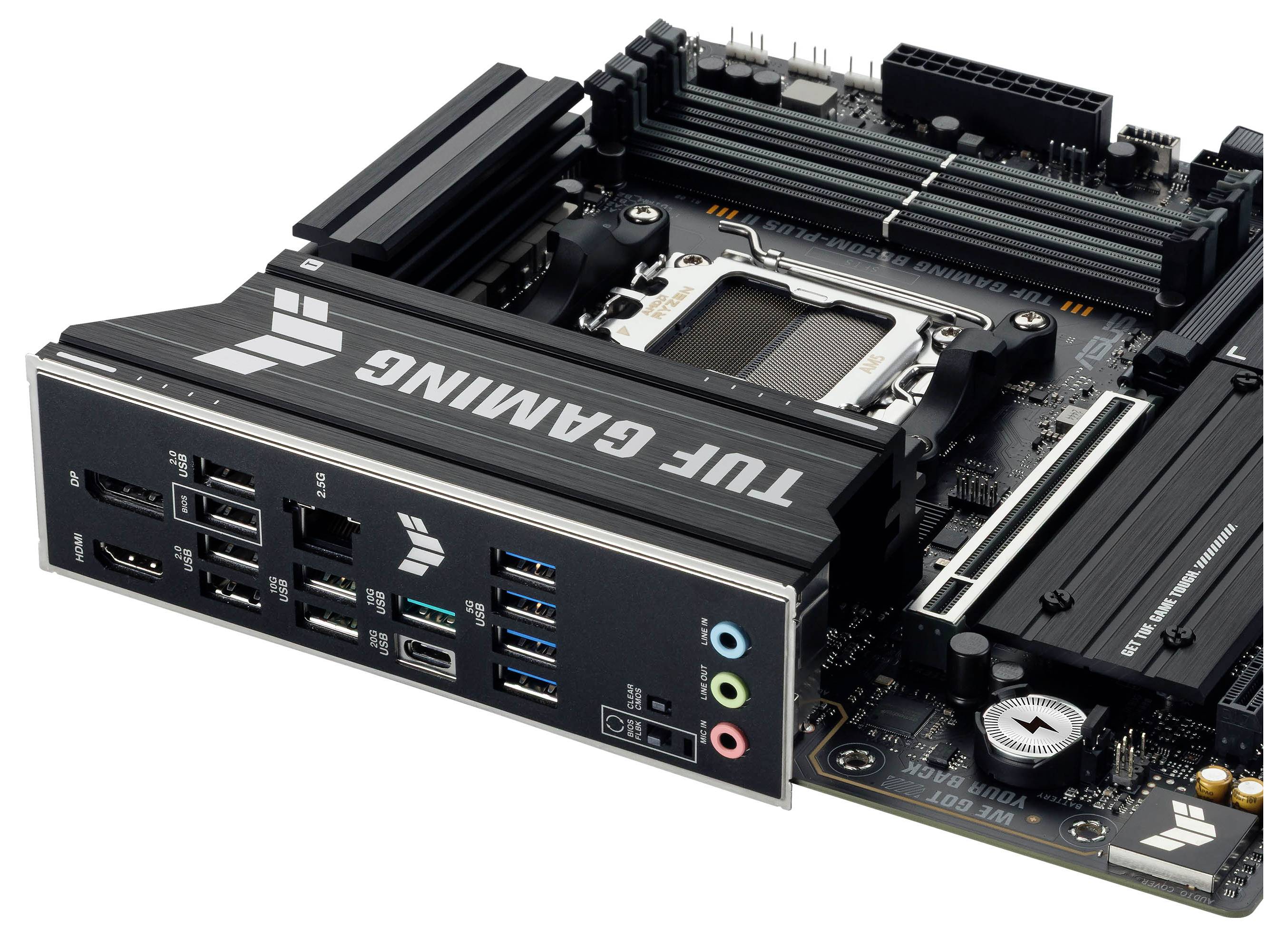 Ett 'TUF GAMING' märkt moderkort placerat horisontellt, utrustat med flera USB-portar, ljuduttag och RAM-platser.