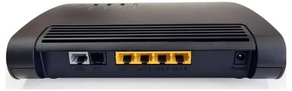 En svart internetrouter med fyra gula Ethernetportar, en DSL-port och en strömingång på baksidan.
