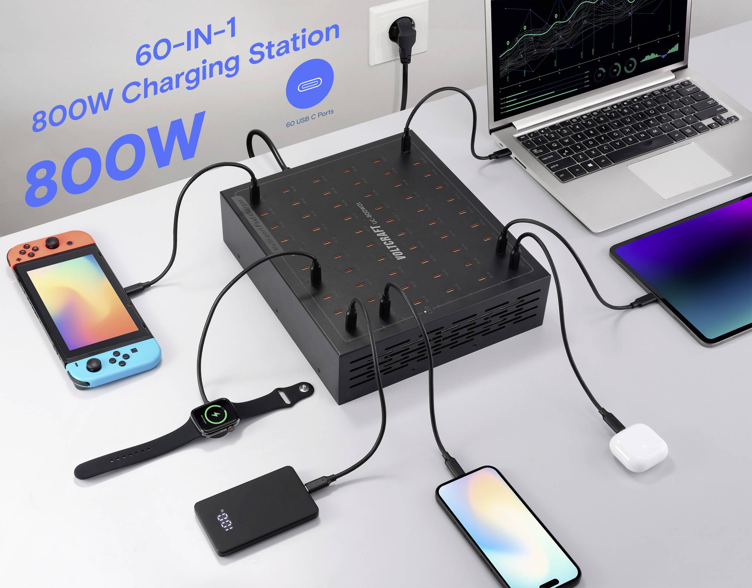 En 60-i-1 laddningsstation ansluten till flera enheter, inklusive en bärbar dator, smartphone, surfplatta, smartwatch och spelkonsol, som demonstrerar dess förmåga att ladda olika elektroniska enheter samtidigt.