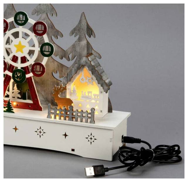 En dekorativ träprydnad föreställer ett tänt pariserhjul, julgransträd, en ren och ett litet hus, med en USB-kabel ansluten.