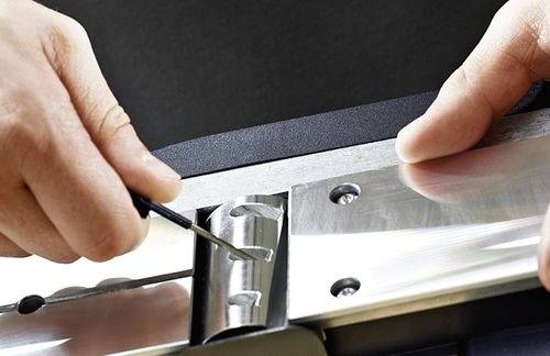 Händer som använder ett låsverktyg för att manipulera en metallåsmekanism.