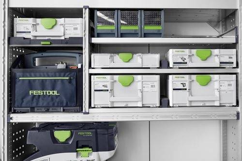 Hyllställning fylld med organiserade Festool förvaringslådor i olika storlekar, som visar effektiva verktygsorganiserings- och förvaringslösningar.