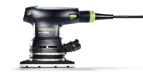 En mörkblå Festool RTS 400 REQ orbital slipmaskin med nätkabel och ergonomiskt handtag visas mot en vit bakgrund.